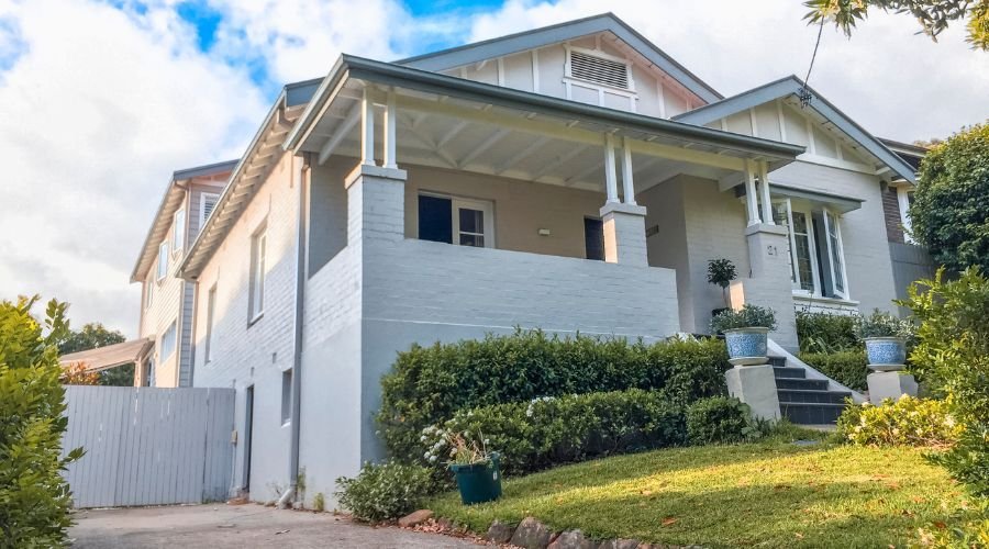 Charming suburban house with garden and driveway.